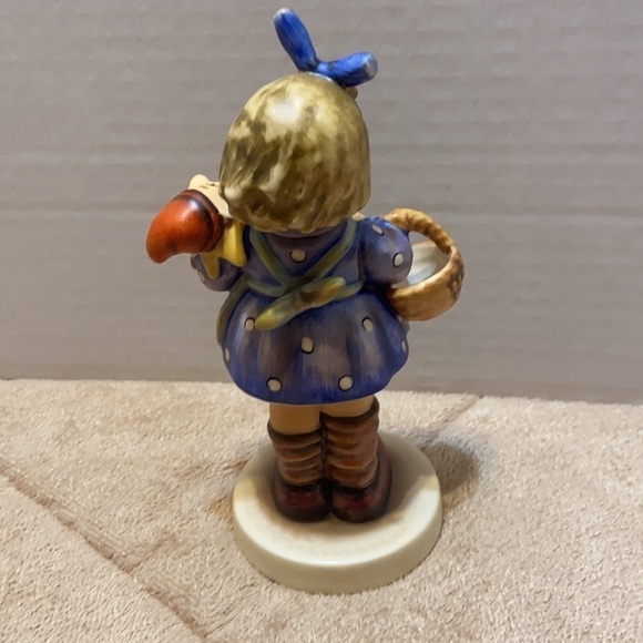 Goebel Hummel Collectors Club “What Now? ” #422 Figurine - Picture 4 of 8